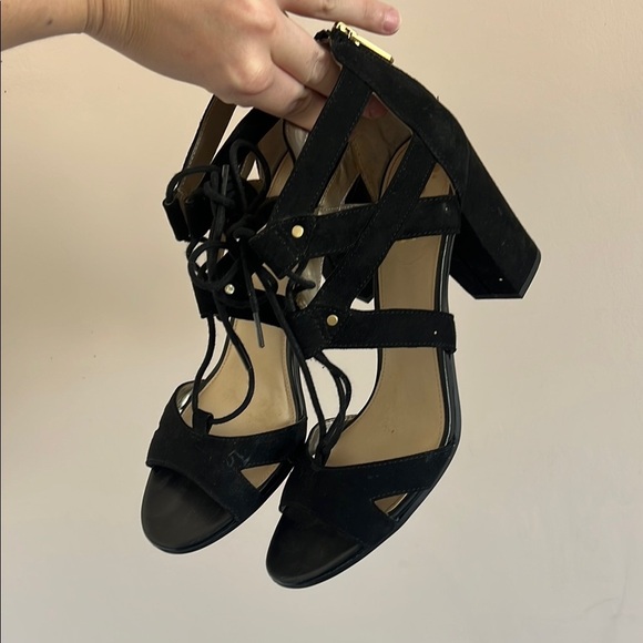 Sophisticated Black Stiletto Heels with Strappy Design - Picture 5 of 12